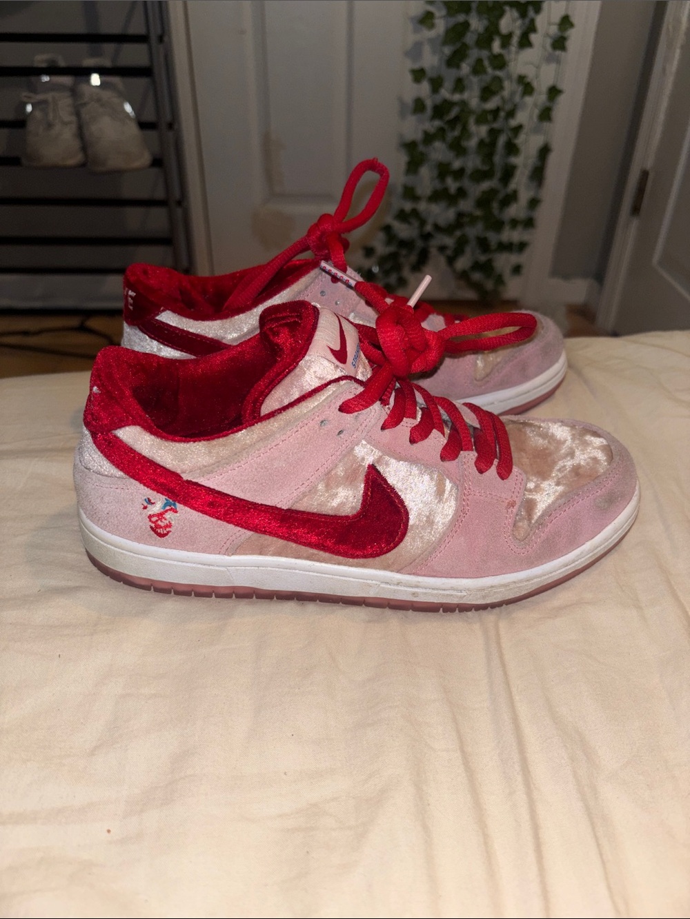 Nike SB Dunk Low
StrangeLove Skateboards